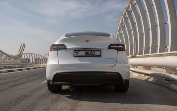  White Tesla Model Y Long Range Photo 4