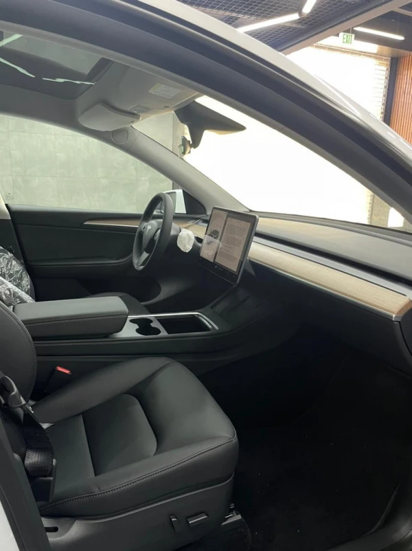  White Tesla Model Y Long Range Photo 3