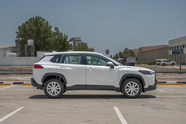  White Toyota Corolla Cross Photo 2