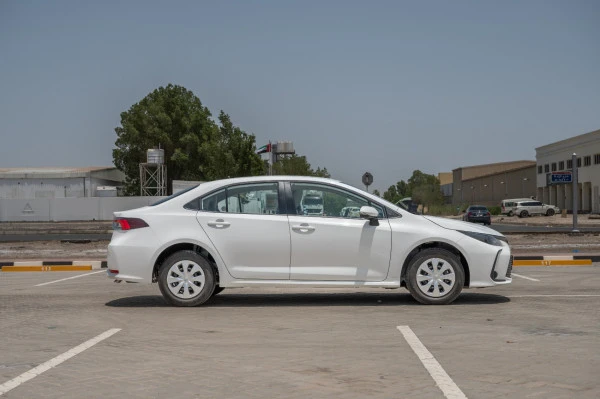  White Toyota Corolla Photo 2