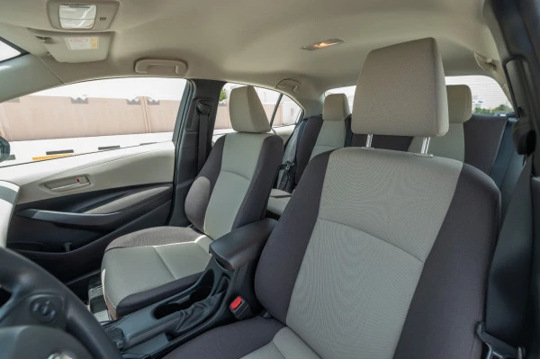  White Toyota Corolla Photo 7