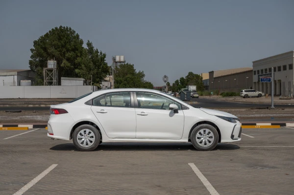  White Toyota Corolla Photo 2