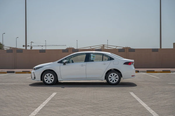  White Toyota Corolla Photo 4