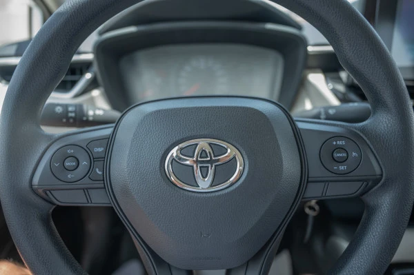  White Toyota Corolla Photo 8