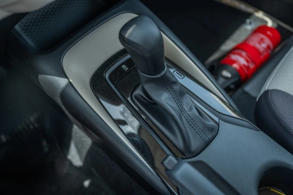  White Toyota Corolla Photo 9