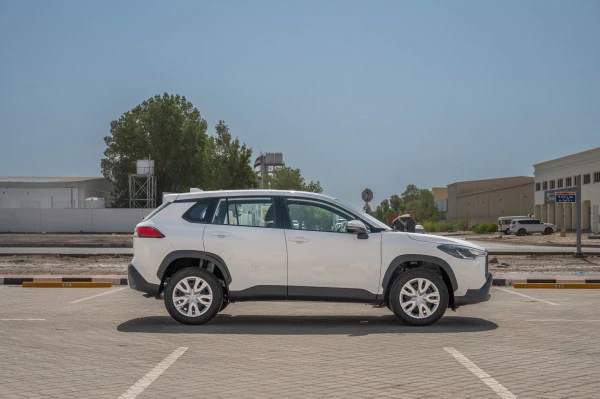  White Toyota Corolla Cross Photo 2