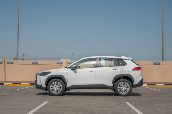  White Toyota Corolla Cross Photo 4