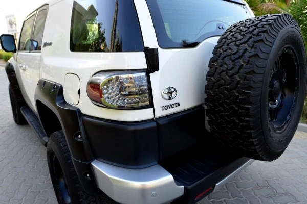  Bianca Toyota FJ Cruiser Photo 3