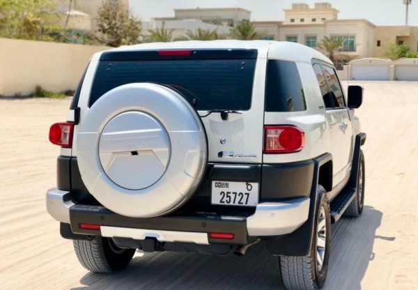  White Toyota FJ Cruiser Photo 2