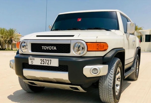  White Toyota FJ Cruiser Photo 3