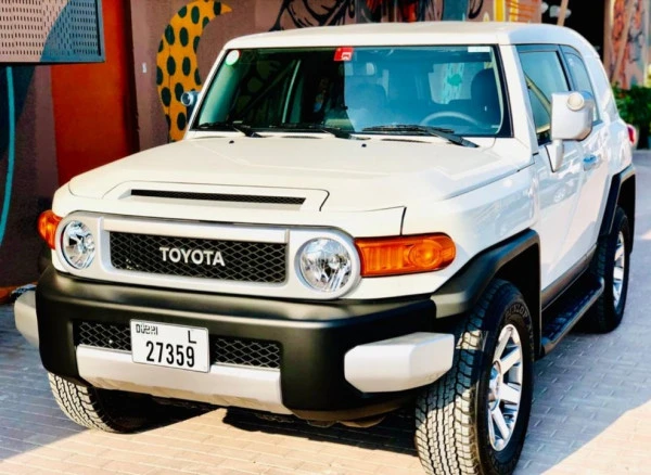  White Toyota FJ Cruiser Photo 4
