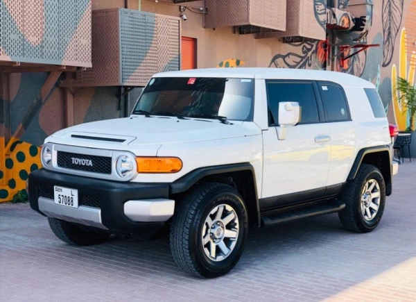  White Toyota FJ Cruiser Photo 5