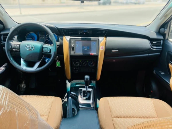  Blanc Toyota Fortuner Photo 3