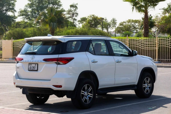  White Toyota Fortuner Photo 2
