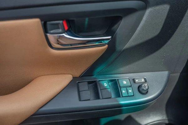  Bianca Toyota Fortuner Photo 16