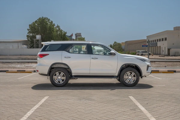  White Toyota Fortuner Photo 2