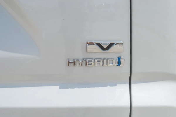  White Toyota Innova Photo 5