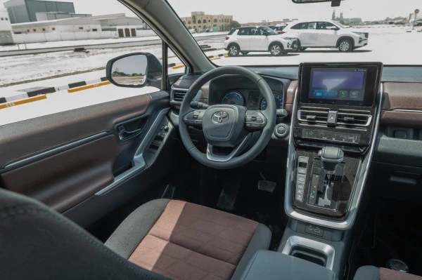  White Toyota Innova Photo 6