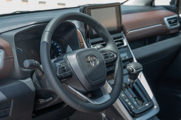  White Toyota Innova Photo 7