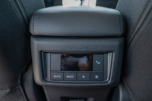  White Toyota Innova Photo 10