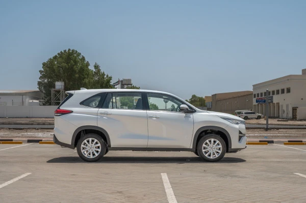  White Toyota Innova Photo 2