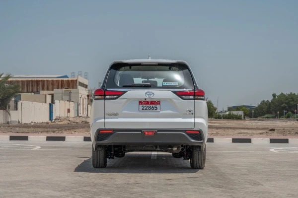  White Toyota Innova Photo 3