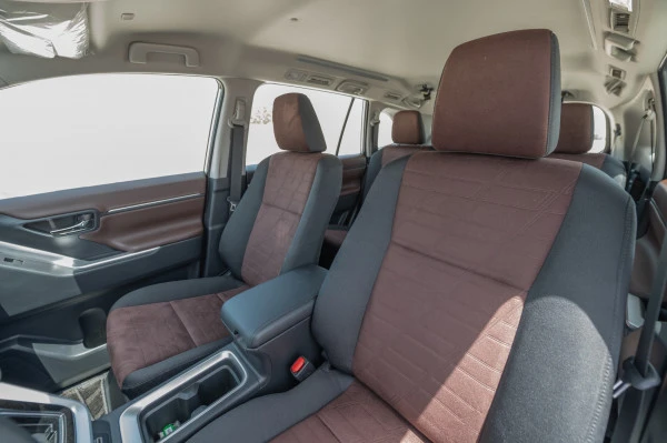  White Toyota Innova Photo 6