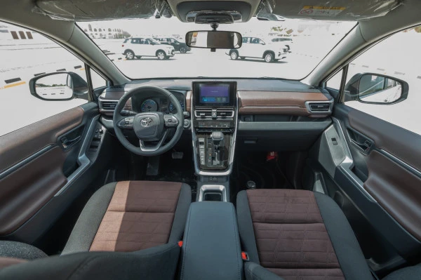  White Toyota Innova Photo 7