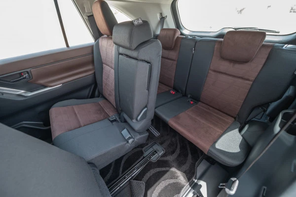  White Toyota Innova Photo 9