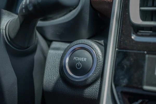  White Toyota Innova Photo 14