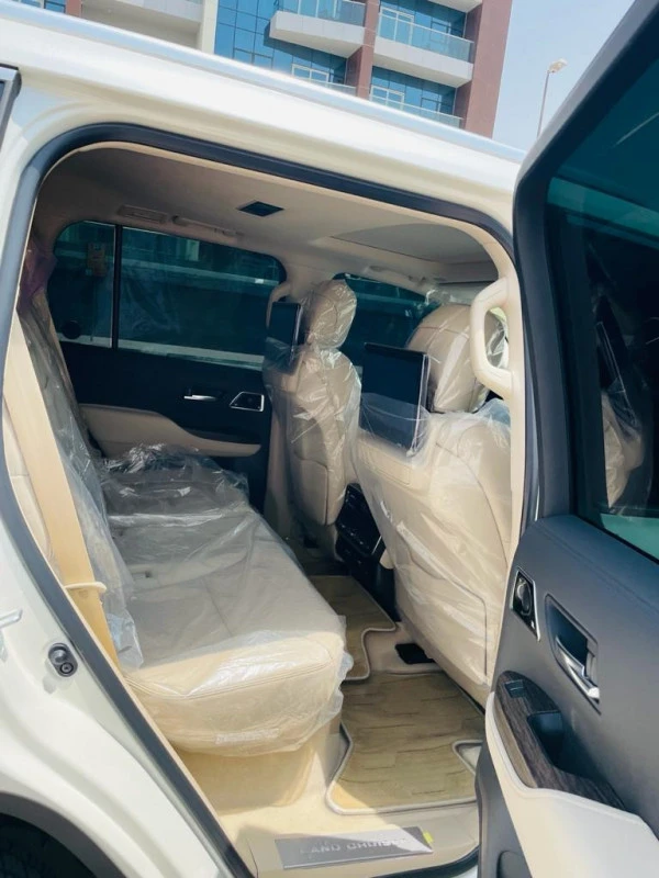  White Toyota Land Cruiser 300 Photo 4