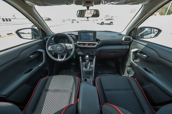  White Toyota Raize Photo 4