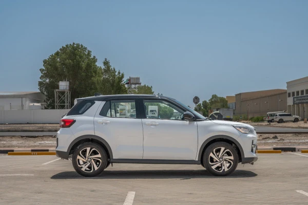  White Toyota Raize Photo 3