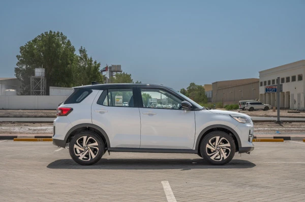  White Toyota Raize Photo 2