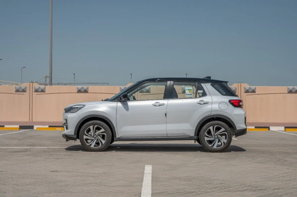  White Toyota Raize Photo 15