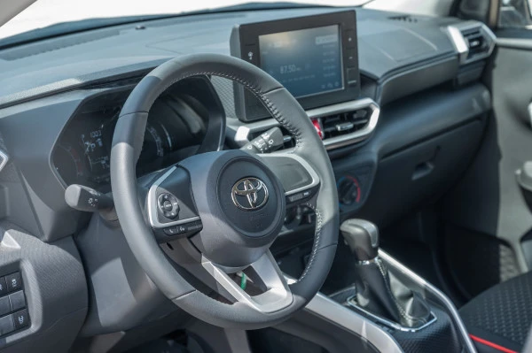  White Toyota Raize Photo 17