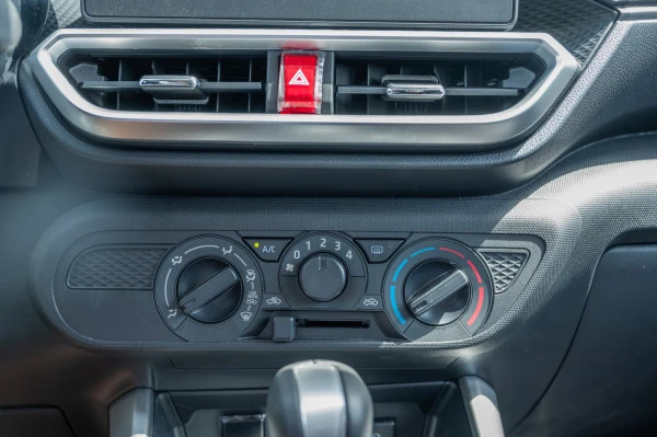  White Toyota Raize Photo 21