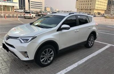  White Toyota RAV4 Photo 2
