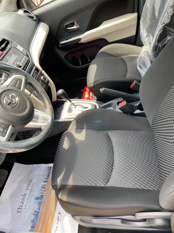  White Toyota Rush Photo 5