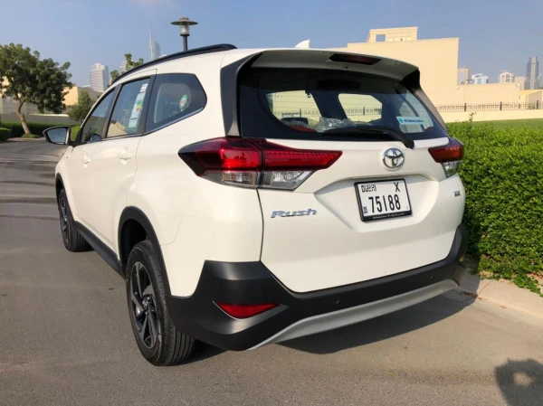  White Toyota Rush Photo 2