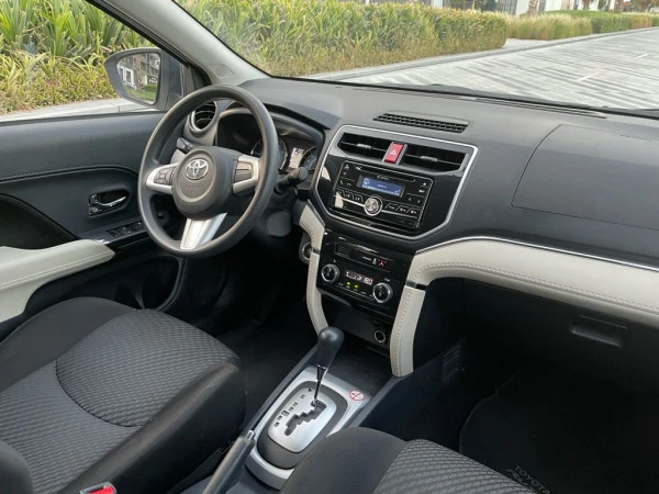  Blanco Toyota Rush Photo 2