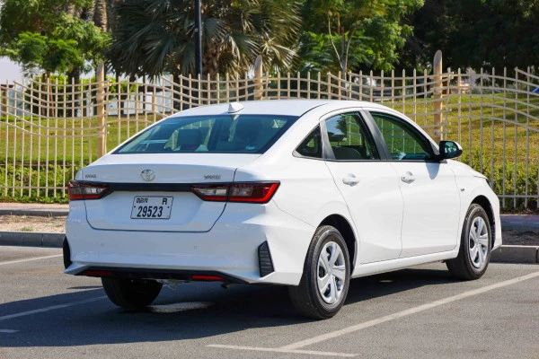  White Toyota Yaris Photo 3
