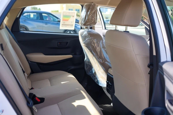  White Toyota Yaris Photo 4