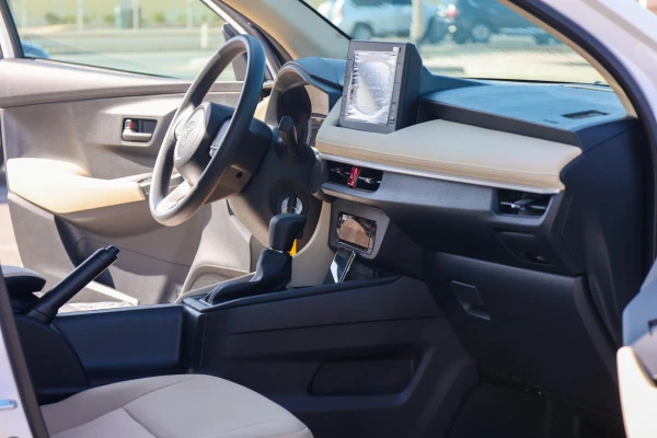  White Toyota Yaris Photo 5