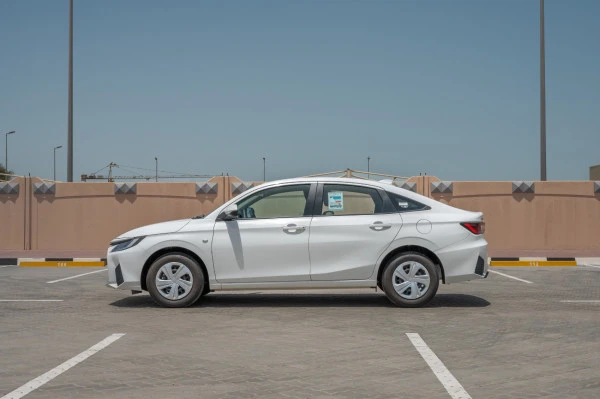  White Toyota Yaris Photo 2