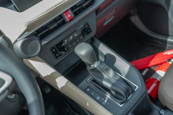  White Toyota Yaris Photo 8