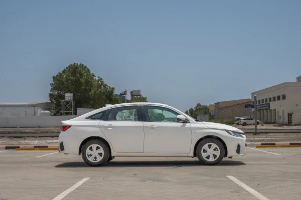  White Toyota Yaris Photo 2