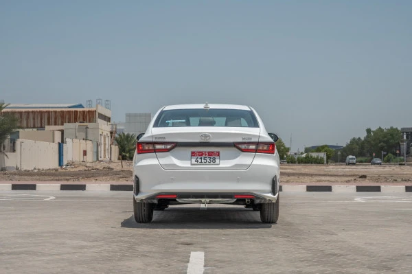  White Toyota Yaris Photo 3