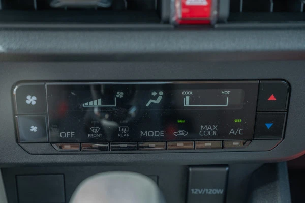  White Toyota Yaris Photo 9