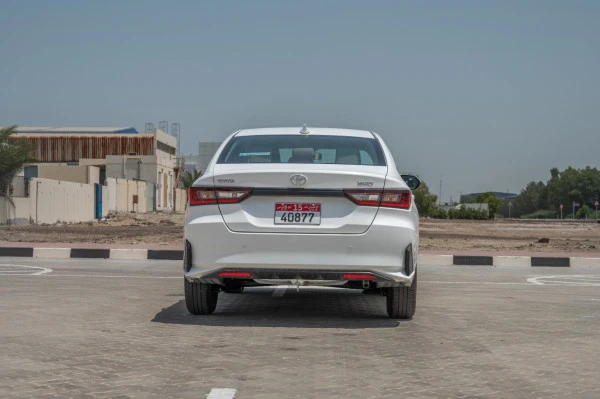  White Toyota Yaris Photo 2